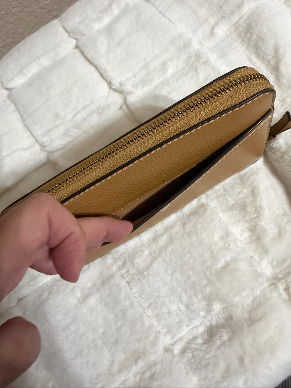 Tory Burch Thea Zip-Around Continental Wallet in Tan Pebbled Leather - Picture 3 of 6